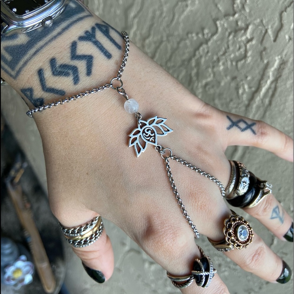 Hand piece lotus flower om sign quartz bracelet - Picture 4 of 15